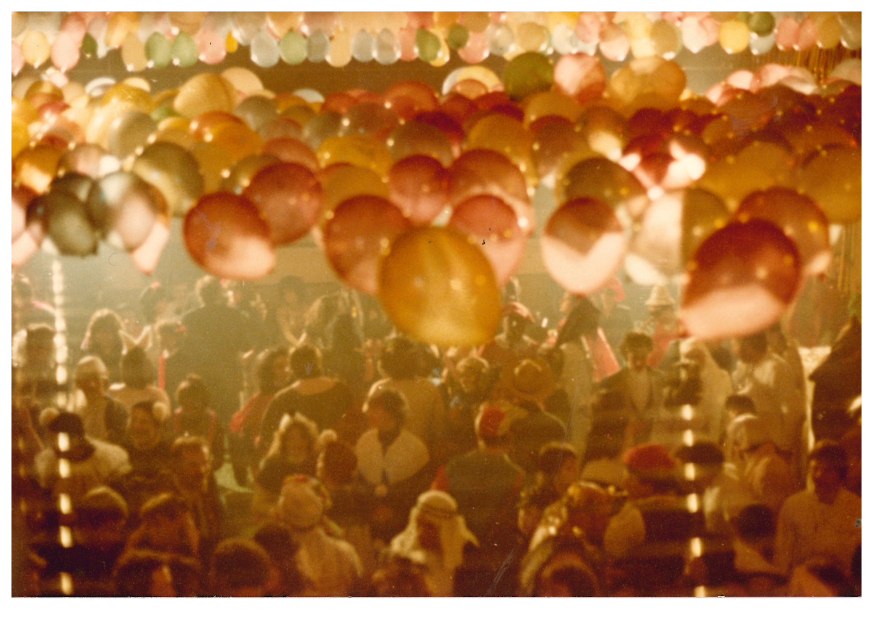 Festa Carnevale 1981_soffitto palloncini